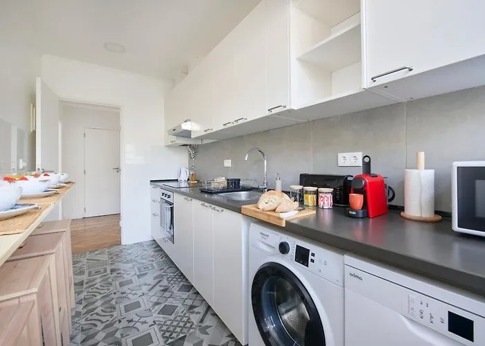 Charming Graca Flat W Balcony, By Timecooler דירה