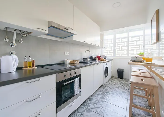 Charming Graca Flat W Balcony, By Timecooler ליסבון